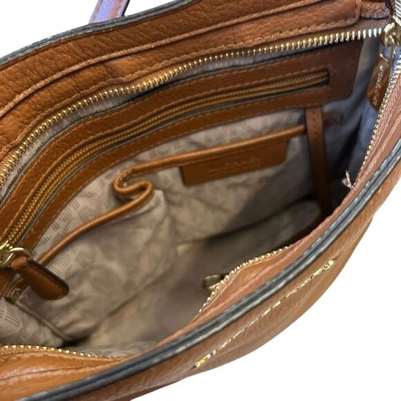 Michael Kors Brown Shoulder Bag with Elegant Design - Picture 7 of 11